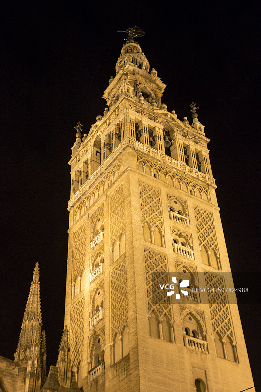 夜晚的塞维利亚大教堂希拉尔达塔图片素材