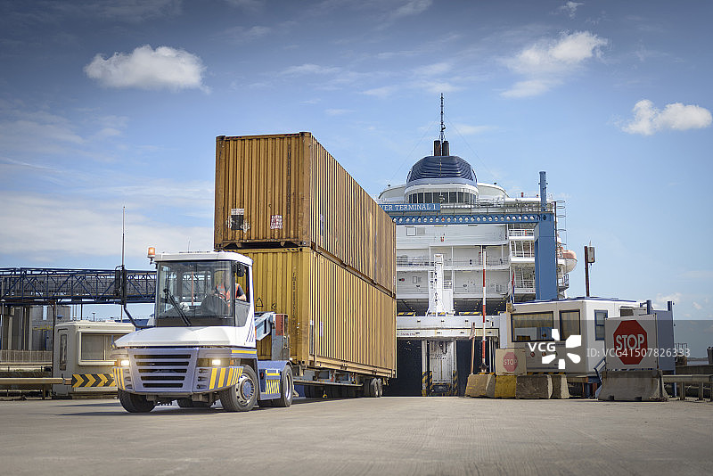 卡车从船上卸载集装箱到港口图片素材