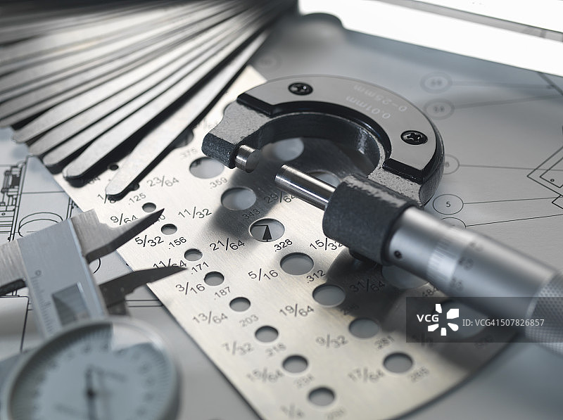 工程设计：蓝图上的千分尺、塞尺和螺旋测微器图片素材