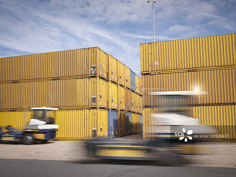 港口内的卡车和集装箱图片素材