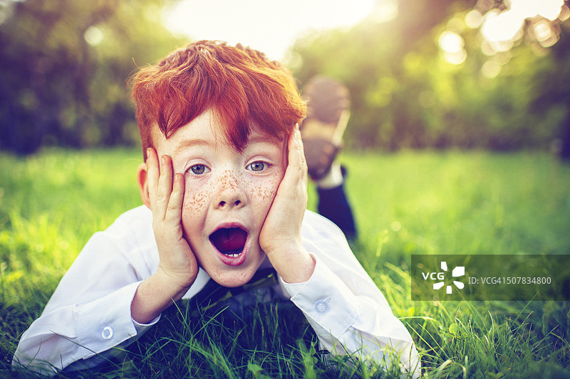 户外的红发男孩图片素材