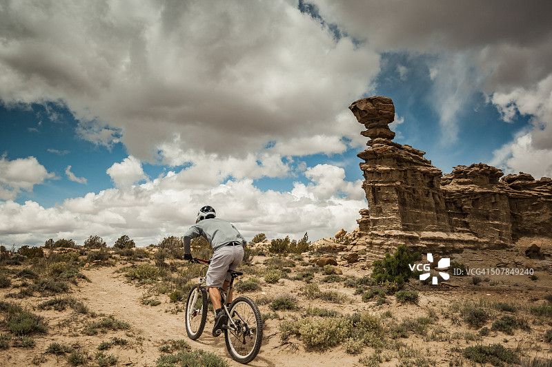 男人独自冒险景观图片素材