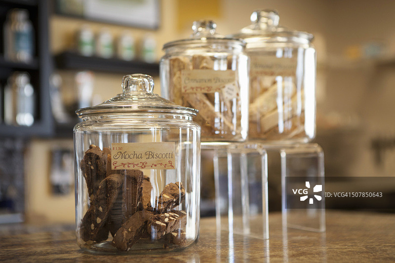 咖啡馆柜台上装有意大利脆饼的罐子特写图片素材