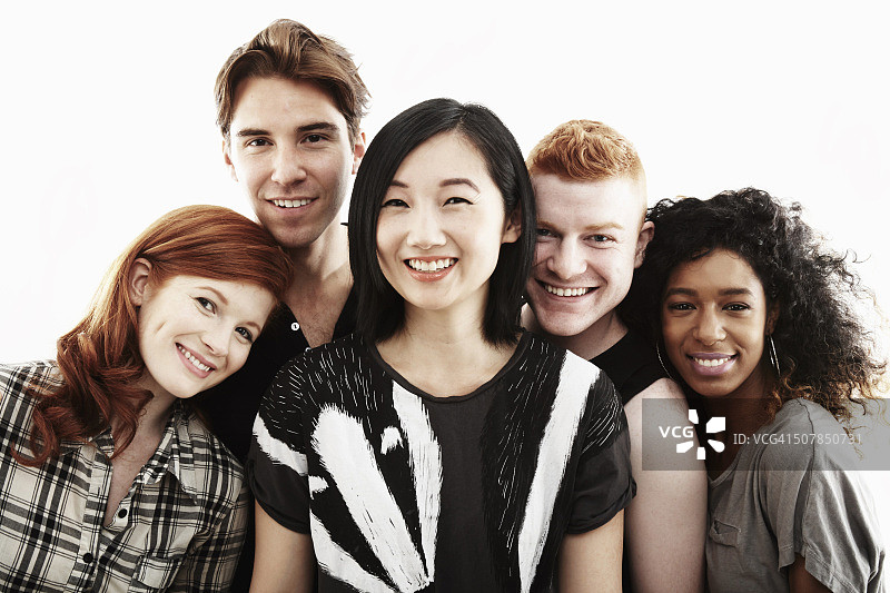 棚拍：微笑的五位年轻人图片素材