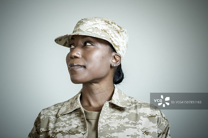 自信的女兵侧视摄影棚人像图片素材