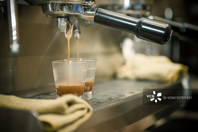 咖啡机在咖啡馆倒入浓缩咖啡特写图片素材