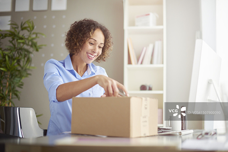 送达的商务包裹图片素材