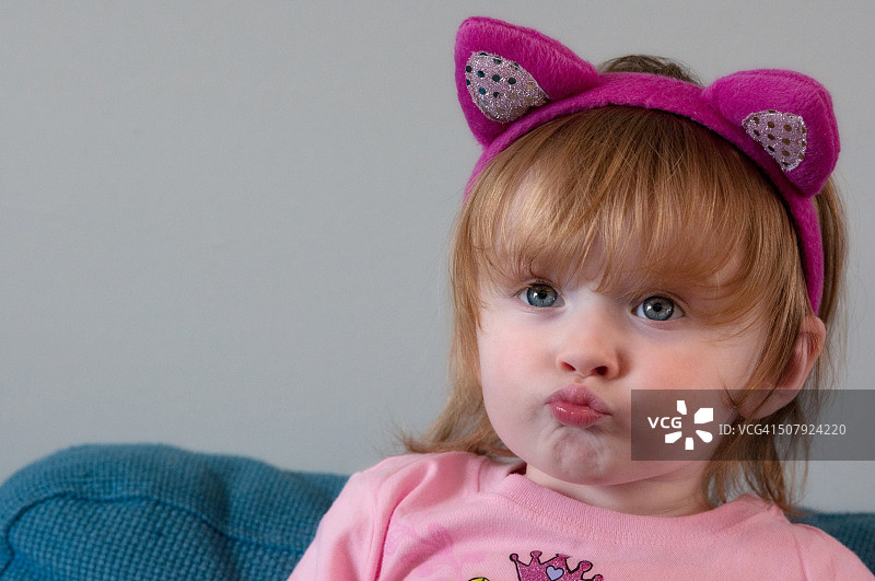 做鬼脸的女孩图片素材