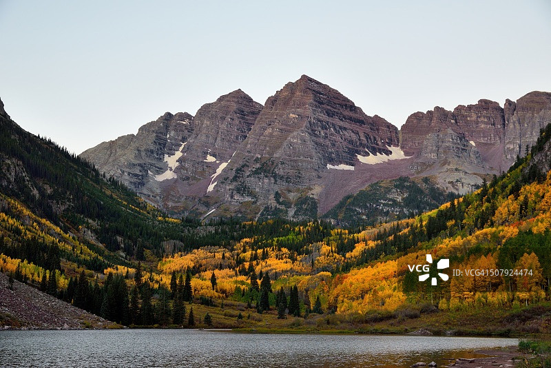 清晨时分的栗色钟和栗色湖图片素材