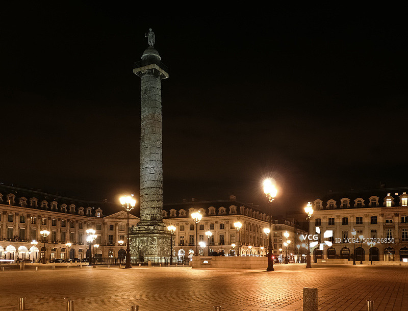 巴黎旺多姆广场夜景：拿破仑雕像与旺多姆圆柱图片素材