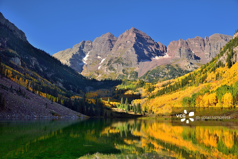 栗色钟的清晨阳光图片素材