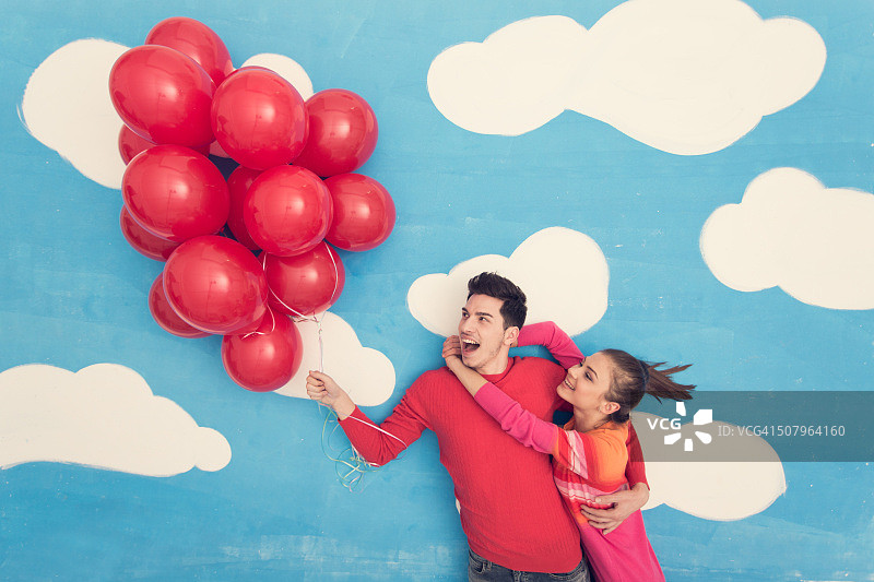 漫画情侣乘气球飞行图片素材