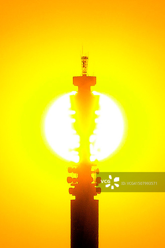 日落时的英国电信塔图片素材