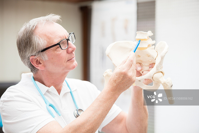 医生指向铁饼图片素材