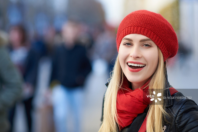 城市中的一天：微笑的女人图片素材