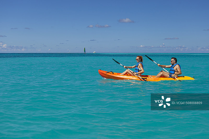 在皮划艇上的情侣图片素材
