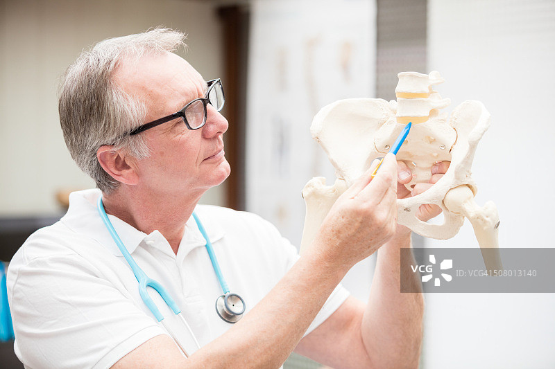 医生指向铁饼图片素材