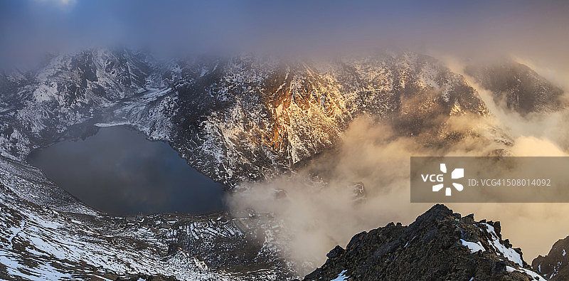 尼泊尔朗塘戈赛昆达圣湖日落图片素材