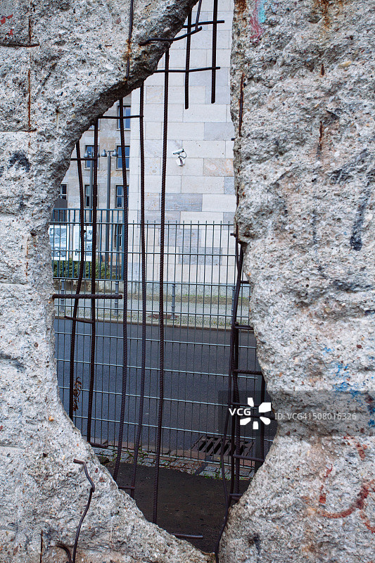 透过柏林墙上的洞看到的监控摄像头图片素材