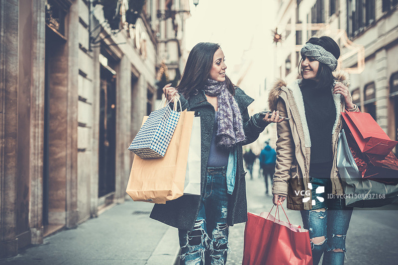 在意大利罗马，女士在促销期间购物图片素材