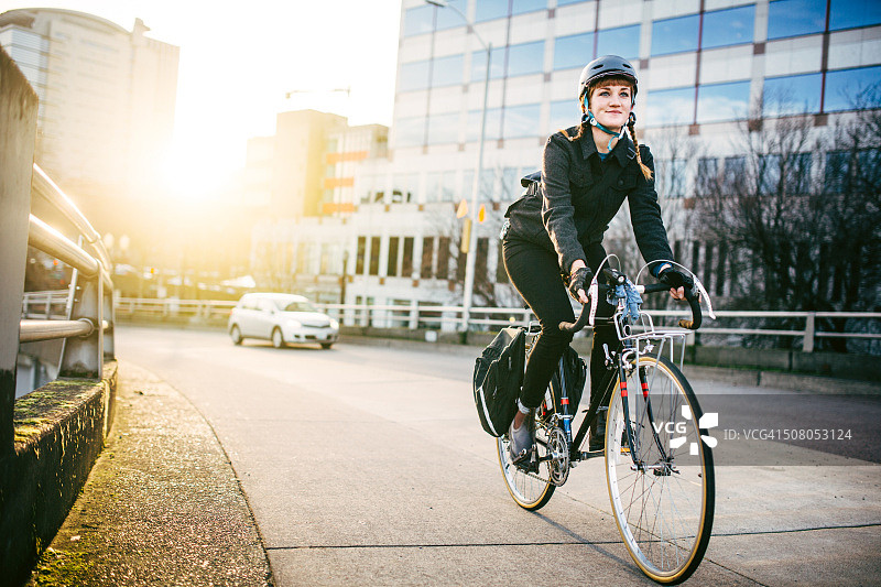 在俄勒冈州波特兰骑自行车通勤的人图片素材