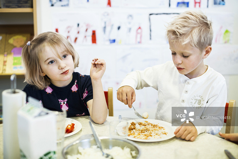 小学生在幼儿园用餐图片素材