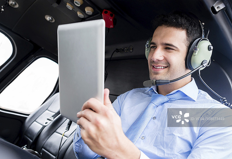 乘坐直升机的商人图片素材