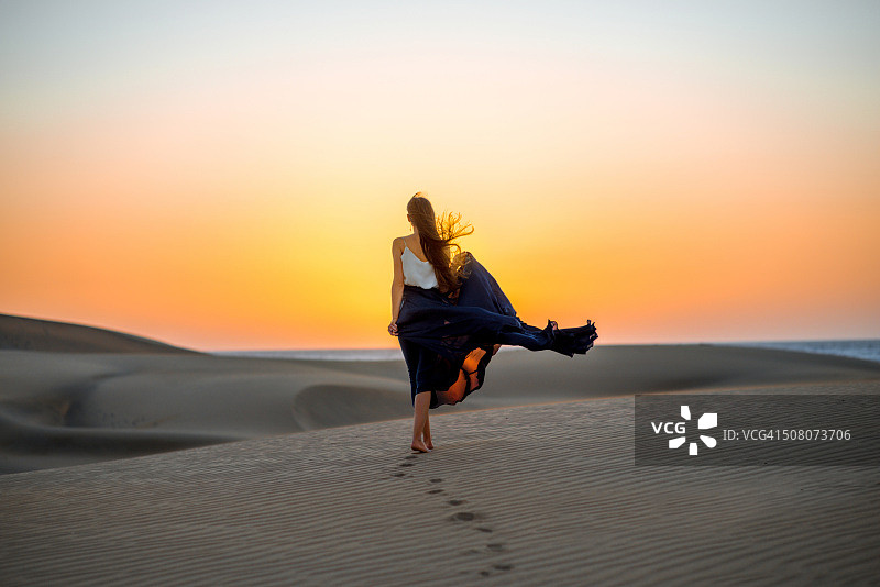沙丘上的女人图片素材