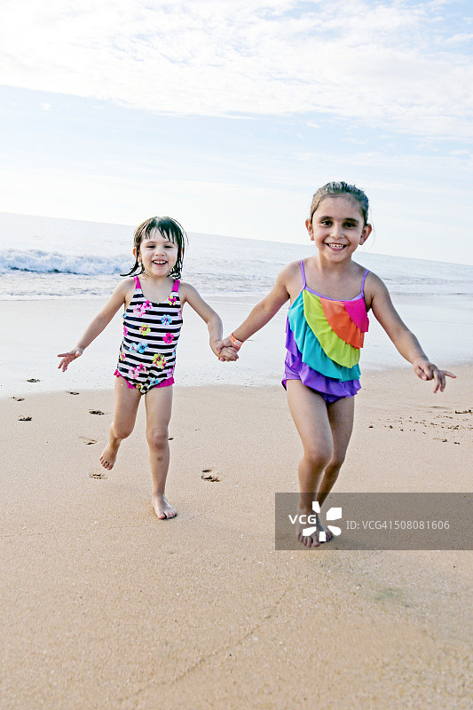 在沙滩上玩耍图片素材