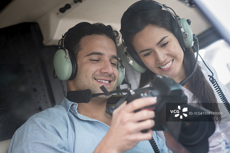 情侣乘坐直升机旅行图片素材