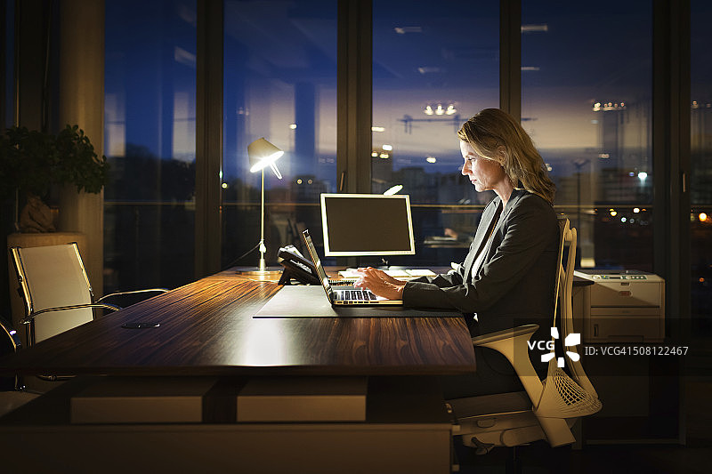 深夜工作的成熟女商人图片素材