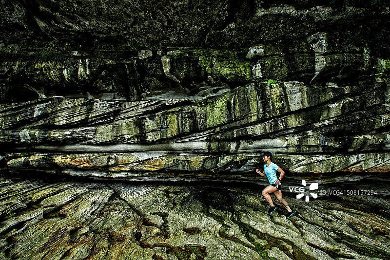 在悬崖边慢跑的女人图片素材