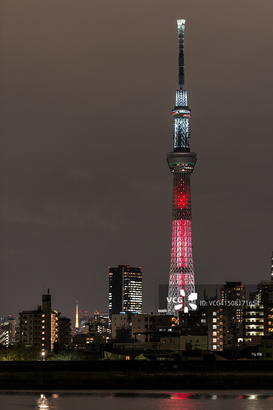 东京晴空塔“凯洛·伦”灯光秀与东京塔图片素材