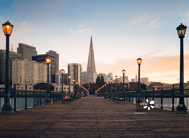 黄昏下的7号码头图片素材