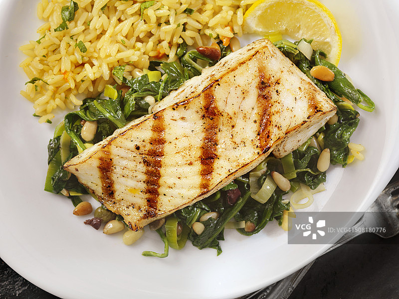 烤大比目鱼配菠菜、韭葱和米饭图片素材