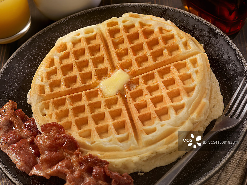 融化黄油和培根华夫饼图片素材