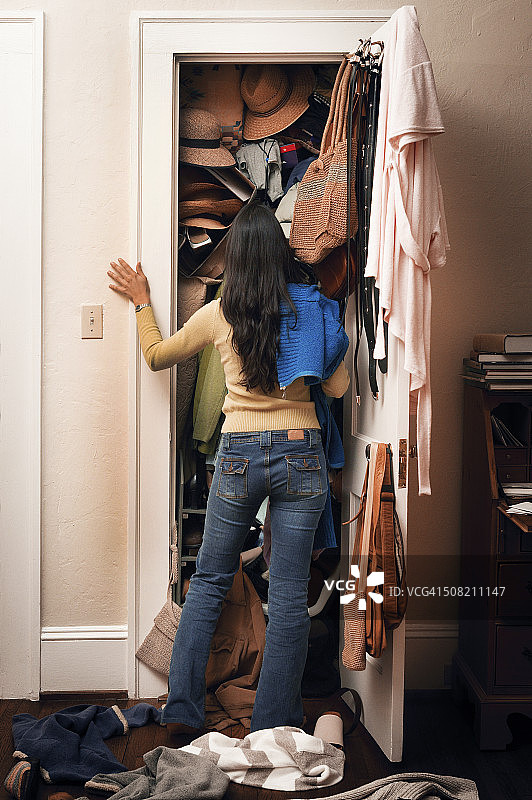 凌乱的衣柜图片素材