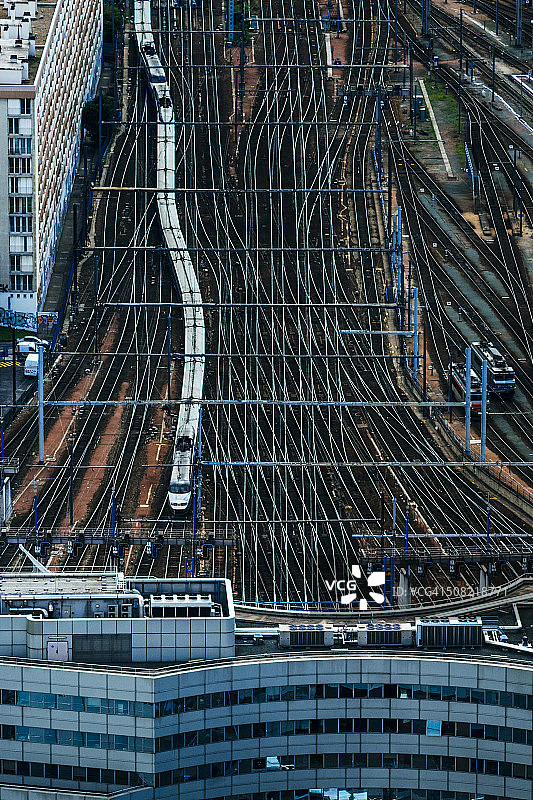 驶入蒙帕纳斯车站的快速列车图片素材