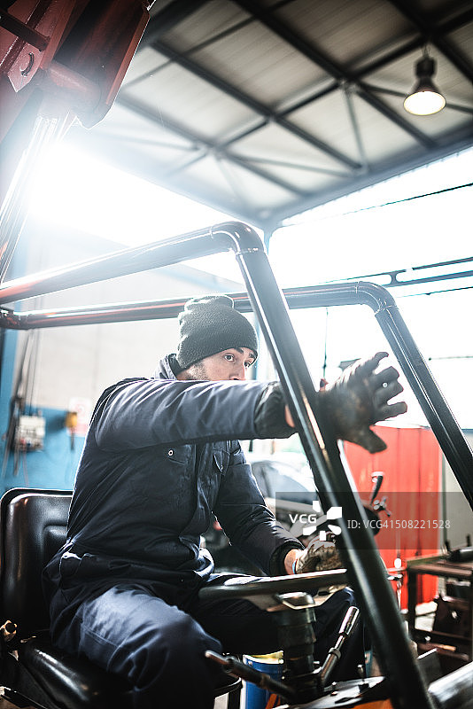 男人驾驶叉车图片素材