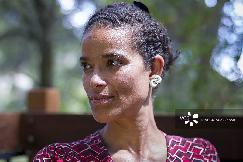 穿着连衣裙的混血女人画像_6961图片素材