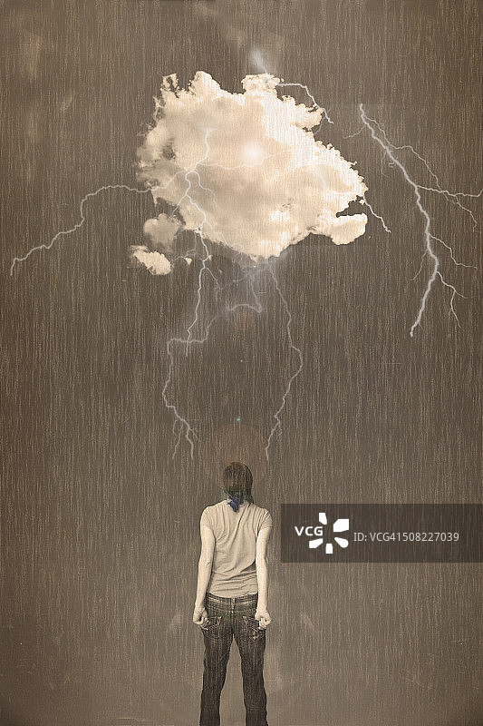 女子站在乌云下，伴有雷雨图片素材