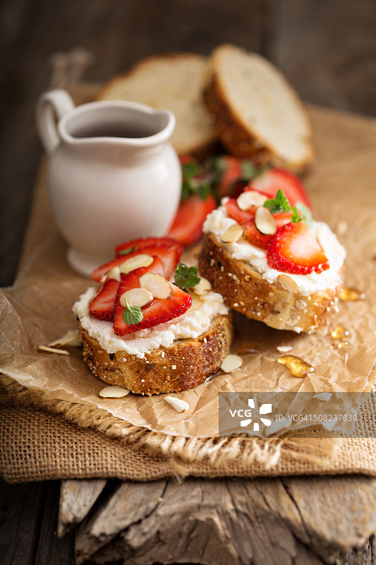 草莓意大利乳清干酪蜂蜜烤面包图片素材