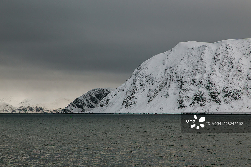 洪宁斯瓦格马格罗亚岛上白雪覆盖的峡湾图片素材