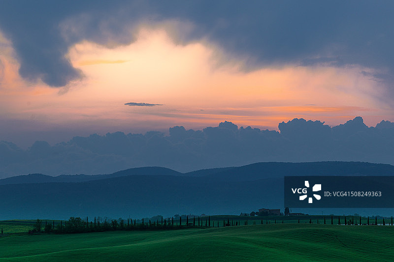 奥尔恰山谷的田园风光，黄昏景色图片素材