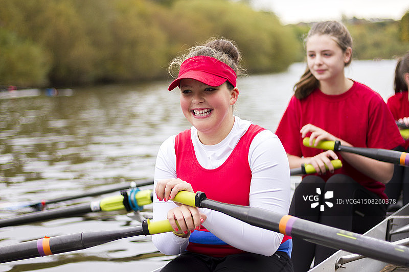 女孩们也喜欢划船！图片素材