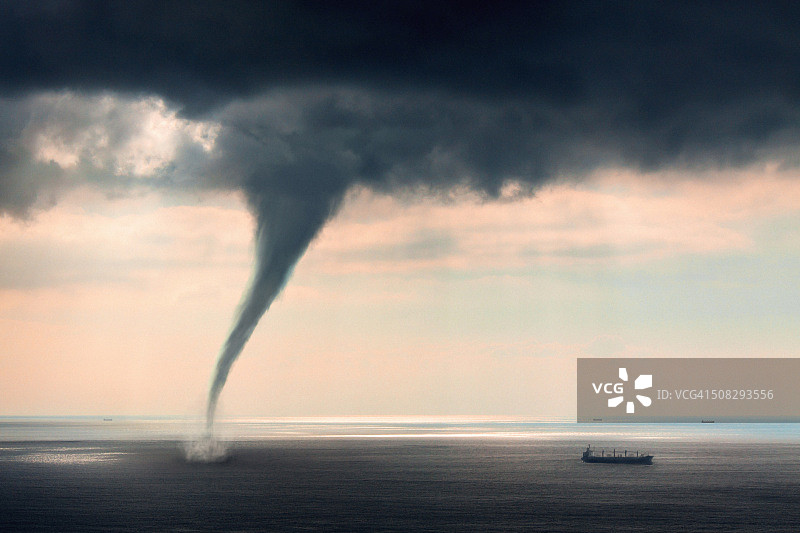 海上龙卷风图片素材