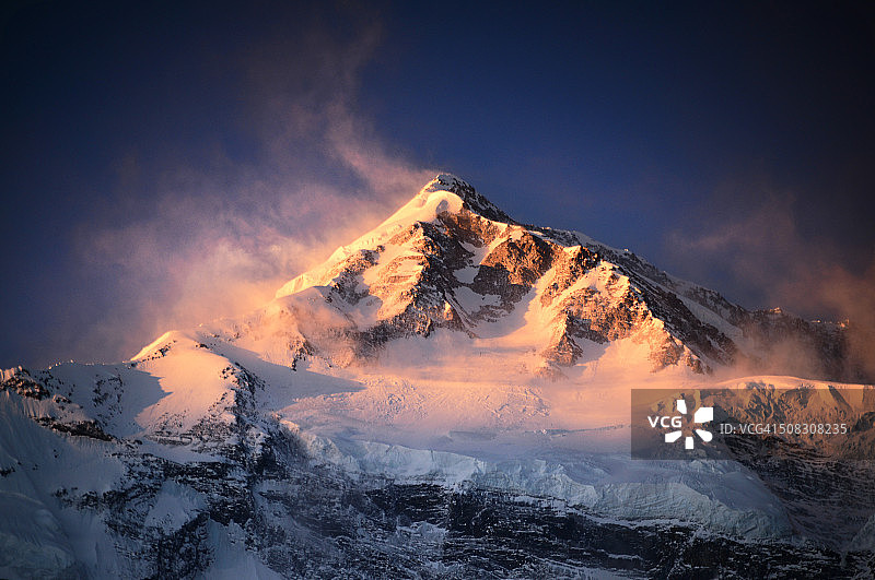 安娜普尔纳山脉的壮丽日出图片素材