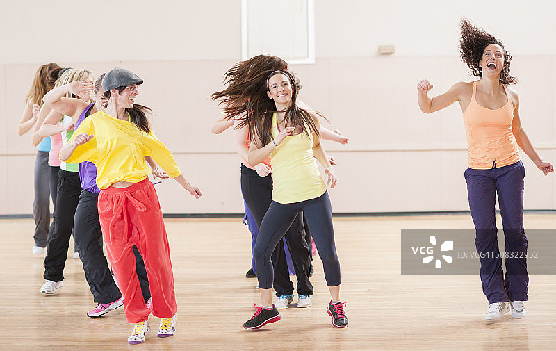 在健身房快乐跳舞图片素材