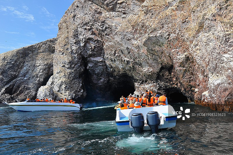 在秘鲁巴耶斯塔斯岛的两艘旅游摩托艇图片素材