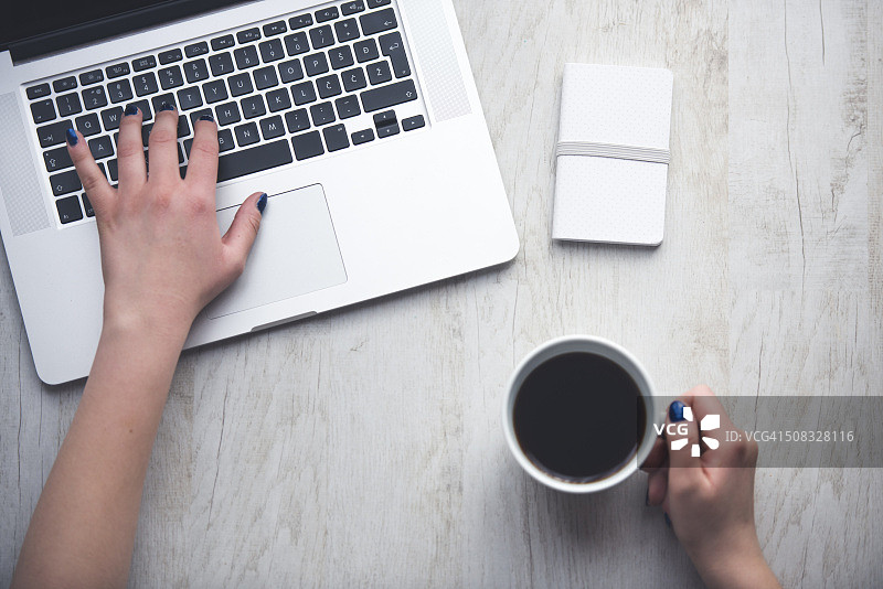 设计师在工作室使用笔记本电脑图片素材